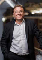 Dieses Bild zeigt das Portrait einer Person.