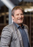 Dieses Bild zeigt das Portrait einer Person.