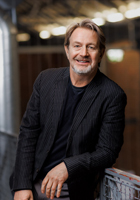 Dieses Bild zeigt das Portrait einer Person.