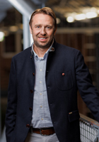 Dieses Bild zeigt das Portrait einer Person.